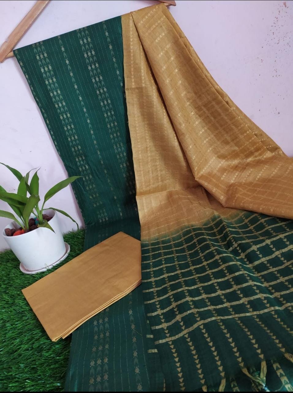 Semi tusser silk weaving unstiched dress material.&nbsp;
