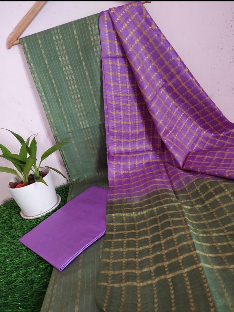 Semi tusser silk weaving unstiched dress material.&nbsp;
