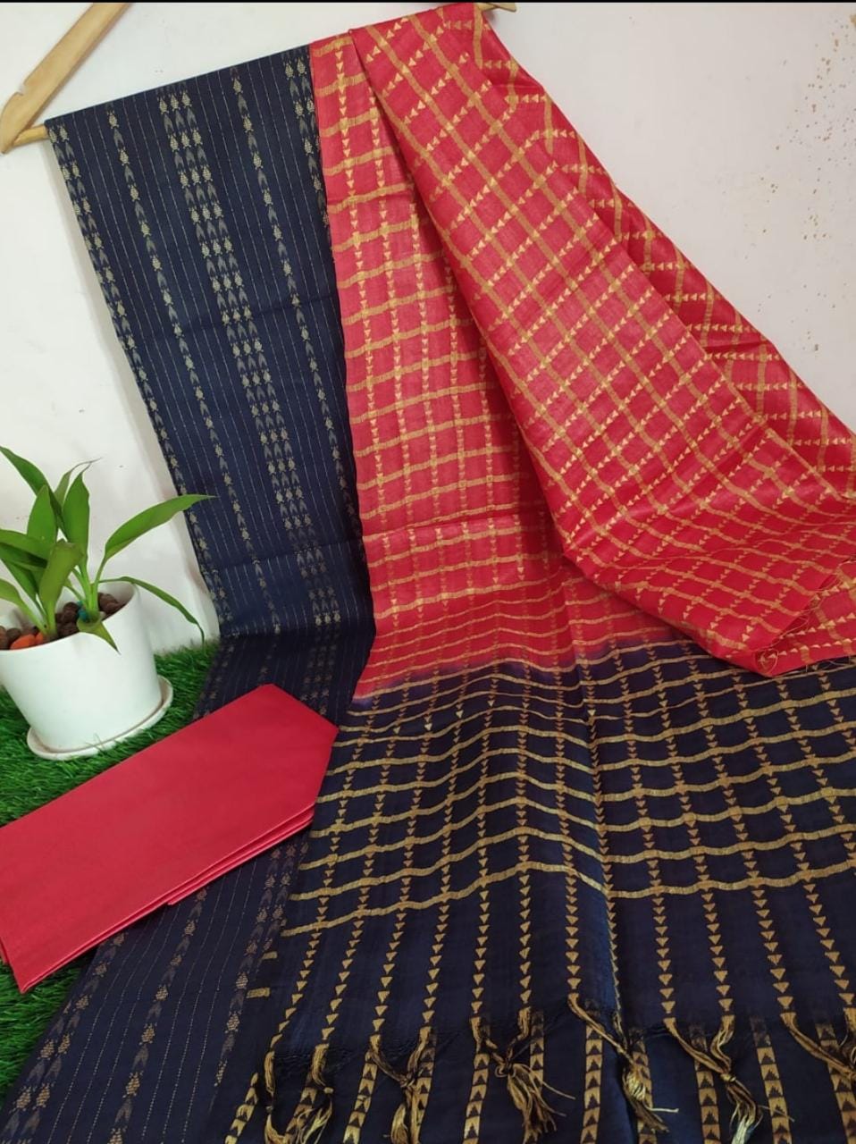 Semi tusser silk weaving unstiched dress material.&nbsp;